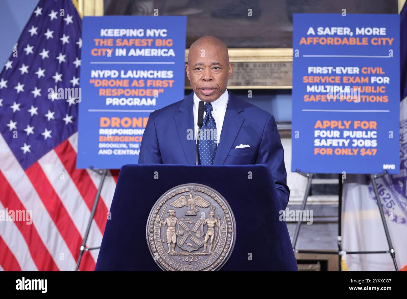 NEW YORK, NY - 19 NOVEMBRE : le maire de New York, Eric Adams, tient un point de presse en personne à l'hôtel de ville, soulignant des questions cruciales telles que la sécurité publique, les réformes policières et les progrès en matière d'éducation. Le maire Adams a renforcé l'accent mis par son administration sur le renforcement de la confiance, la promotion de la transparence et la conduite de changements percutants dans la ville. (Photo : Luiz Rampelotto/EuropaNewswire) Banque D'Images