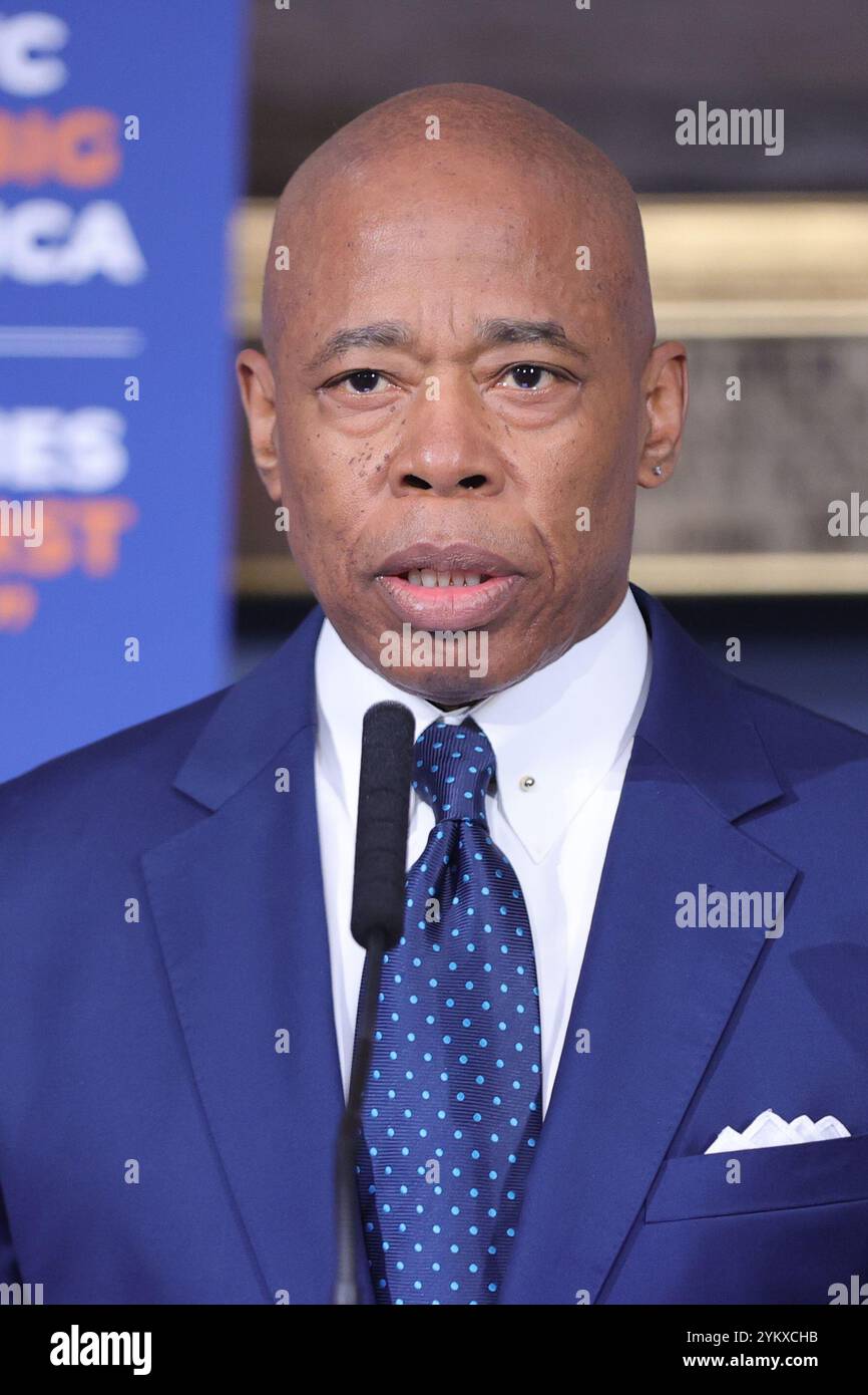 NEW YORK, NY - 19 NOVEMBRE : le maire de New York, Eric Adams, tient un point de presse en personne à l'hôtel de ville, soulignant des questions cruciales telles que la sécurité publique, les réformes policières et les progrès en matière d'éducation. Le maire Adams a renforcé l'accent mis par son administration sur le renforcement de la confiance, la promotion de la transparence et la conduite de changements percutants dans la ville. (Photo : Luiz Rampelotto/EuropaNewswire) Banque D'Images