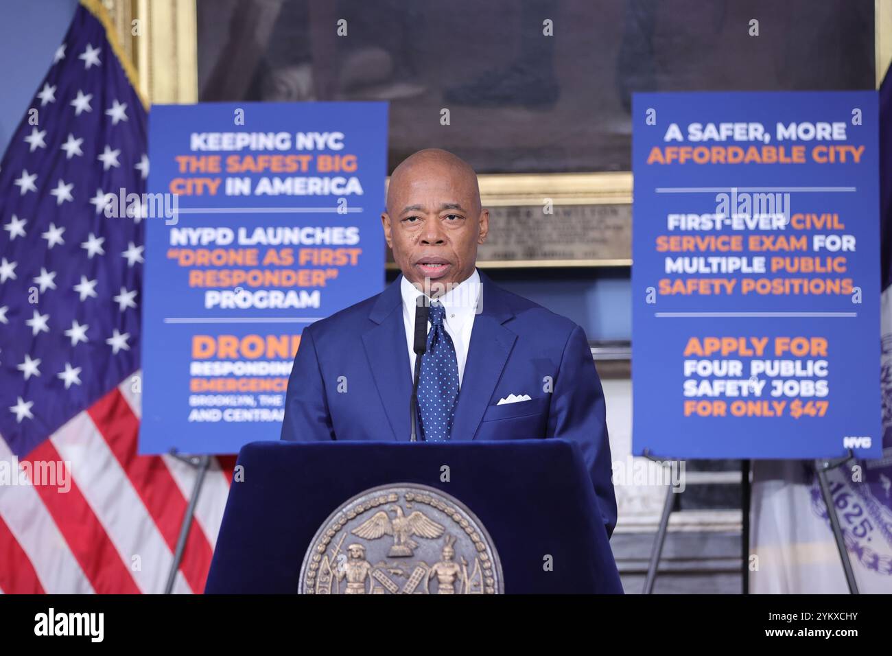 NEW YORK, NY - 19 NOVEMBRE : le maire de New York, Eric Adams, tient un point de presse en personne à l'hôtel de ville, soulignant des questions cruciales telles que la sécurité publique, les réformes policières et les progrès en matière d'éducation. Le maire Adams a renforcé l'accent mis par son administration sur le renforcement de la confiance, la promotion de la transparence et la conduite de changements percutants dans la ville. (Photo : Luiz Rampelotto/EuropaNewswire) Banque D'Images