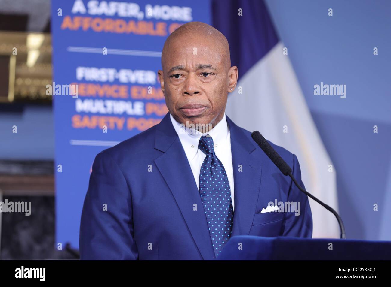 NEW YORK, NY - 19 NOVEMBRE : le maire de New York, Eric Adams, tient un point de presse en personne à l'hôtel de ville, soulignant des questions cruciales telles que la sécurité publique, les réformes policières et les progrès en matière d'éducation. Le maire Adams a renforcé l'accent mis par son administration sur le renforcement de la confiance, la promotion de la transparence et la conduite de changements percutants dans la ville. (Photo : Luiz Rampelotto/EuropaNewswire) Banque D'Images