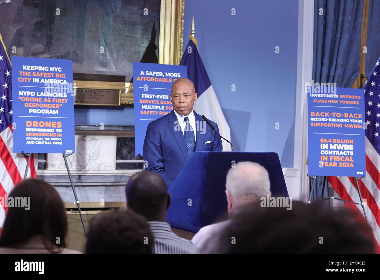 NEW YORK, NY - 19 NOVEMBRE : le maire de New York, Eric Adams, tient un point de presse en personne à l'hôtel de ville, soulignant des questions cruciales telles que la sécurité publique, les réformes policières et les progrès en matière d'éducation. Le maire Adams a renforcé l'accent mis par son administration sur le renforcement de la confiance, la promotion de la transparence et la conduite de changements percutants dans la ville. (Photo : Luiz Rampelotto/EuropaNewswire) Banque D'Images