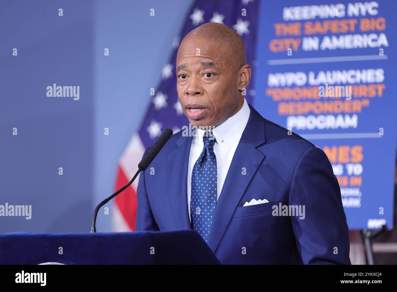 NEW YORK, NY - 19 NOVEMBRE : le maire de New York, Eric Adams, tient un point de presse en personne à l'hôtel de ville, soulignant des questions cruciales telles que la sécurité publique, les réformes policières et les progrès en matière d'éducation. Le maire Adams a renforcé l'accent mis par son administration sur le renforcement de la confiance, la promotion de la transparence et la conduite de changements percutants dans la ville. (Photo : Luiz Rampelotto/EuropaNewswire) Banque D'Images