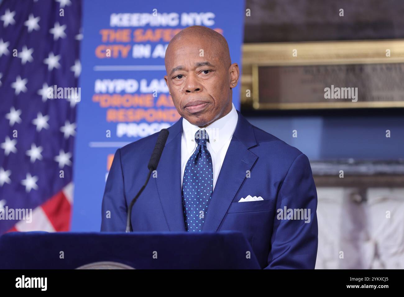NEW YORK, NY - 19 NOVEMBRE : le maire de New York, Eric Adams, tient un point de presse en personne à l'hôtel de ville, soulignant des questions cruciales telles que la sécurité publique, les réformes policières et les progrès en matière d'éducation. Le maire Adams a renforcé l'accent mis par son administration sur le renforcement de la confiance, la promotion de la transparence et la conduite de changements percutants dans la ville. (Photo : Luiz Rampelotto/EuropaNewswire) Banque D'Images