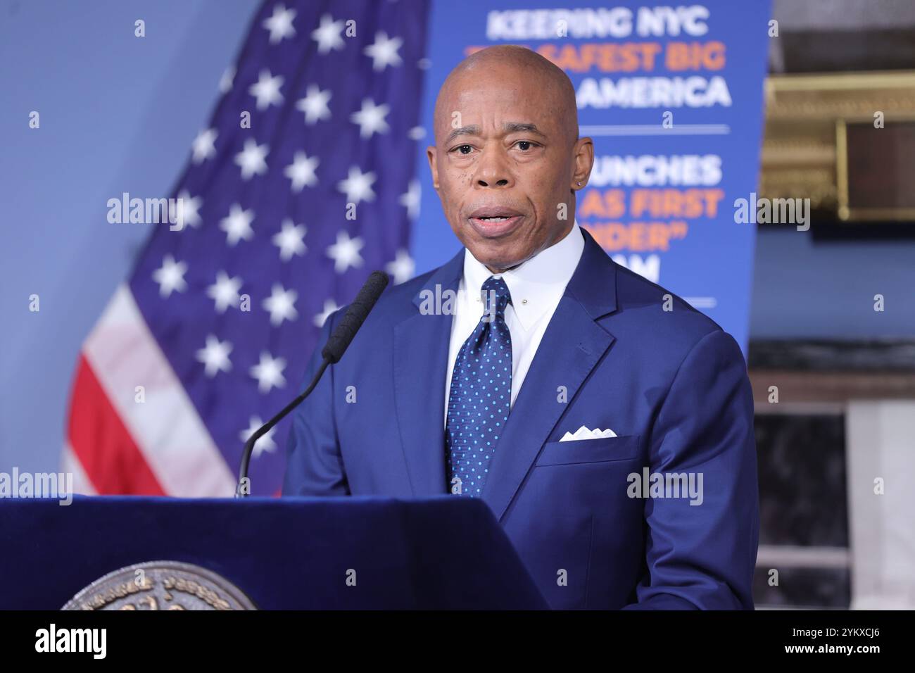 NEW YORK, NY - 19 NOVEMBRE : le maire de New York, Eric Adams, tient un point de presse en personne à l'hôtel de ville, soulignant des questions cruciales telles que la sécurité publique, les réformes policières et les progrès en matière d'éducation. Le maire Adams a renforcé l'accent mis par son administration sur le renforcement de la confiance, la promotion de la transparence et la conduite de changements percutants dans la ville. (Photo : Luiz Rampelotto/EuropaNewswire) Banque D'Images