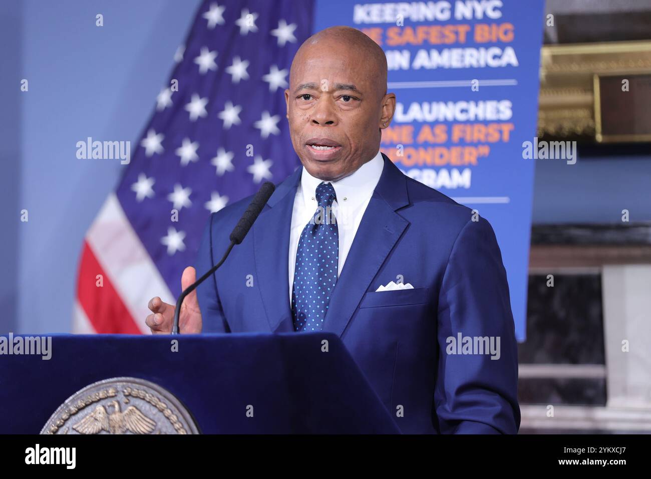NEW YORK, NY - 19 NOVEMBRE : le maire de New York, Eric Adams, tient un point de presse en personne à l'hôtel de ville, soulignant des questions cruciales telles que la sécurité publique, les réformes policières et les progrès en matière d'éducation. Le maire Adams a renforcé l'accent mis par son administration sur le renforcement de la confiance, la promotion de la transparence et la conduite de changements percutants dans la ville. (Photo : Luiz Rampelotto/EuropaNewswire) Banque D'Images