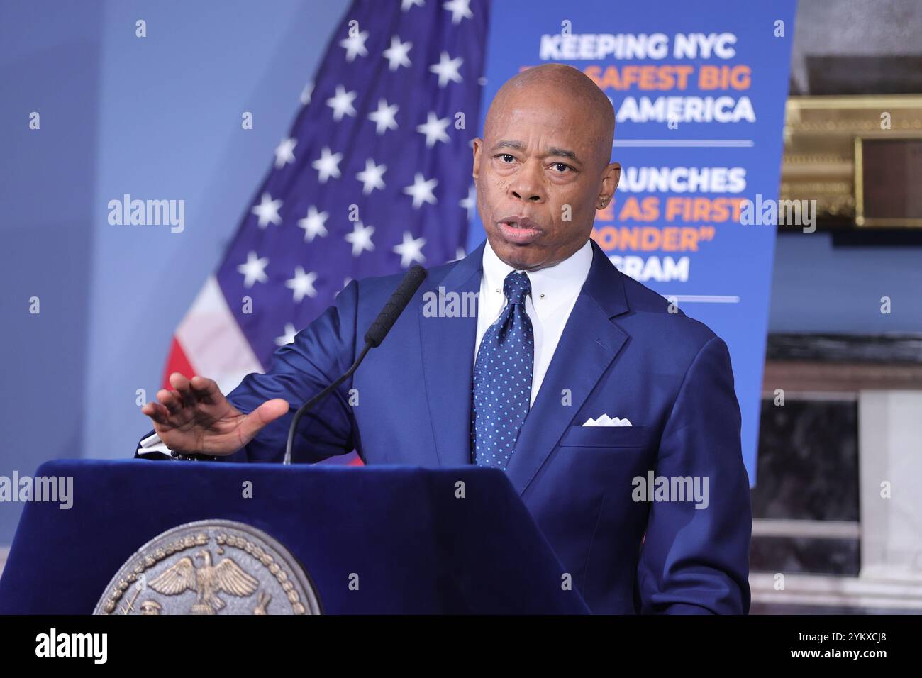 NEW YORK, NY - 19 NOVEMBRE : le maire de New York, Eric Adams, tient un point de presse en personne à l'hôtel de ville, soulignant des questions cruciales telles que la sécurité publique, les réformes policières et les progrès en matière d'éducation. Le maire Adams a renforcé l'accent mis par son administration sur le renforcement de la confiance, la promotion de la transparence et la conduite de changements percutants dans la ville. (Photo : Luiz Rampelotto/EuropaNewswire) Banque D'Images