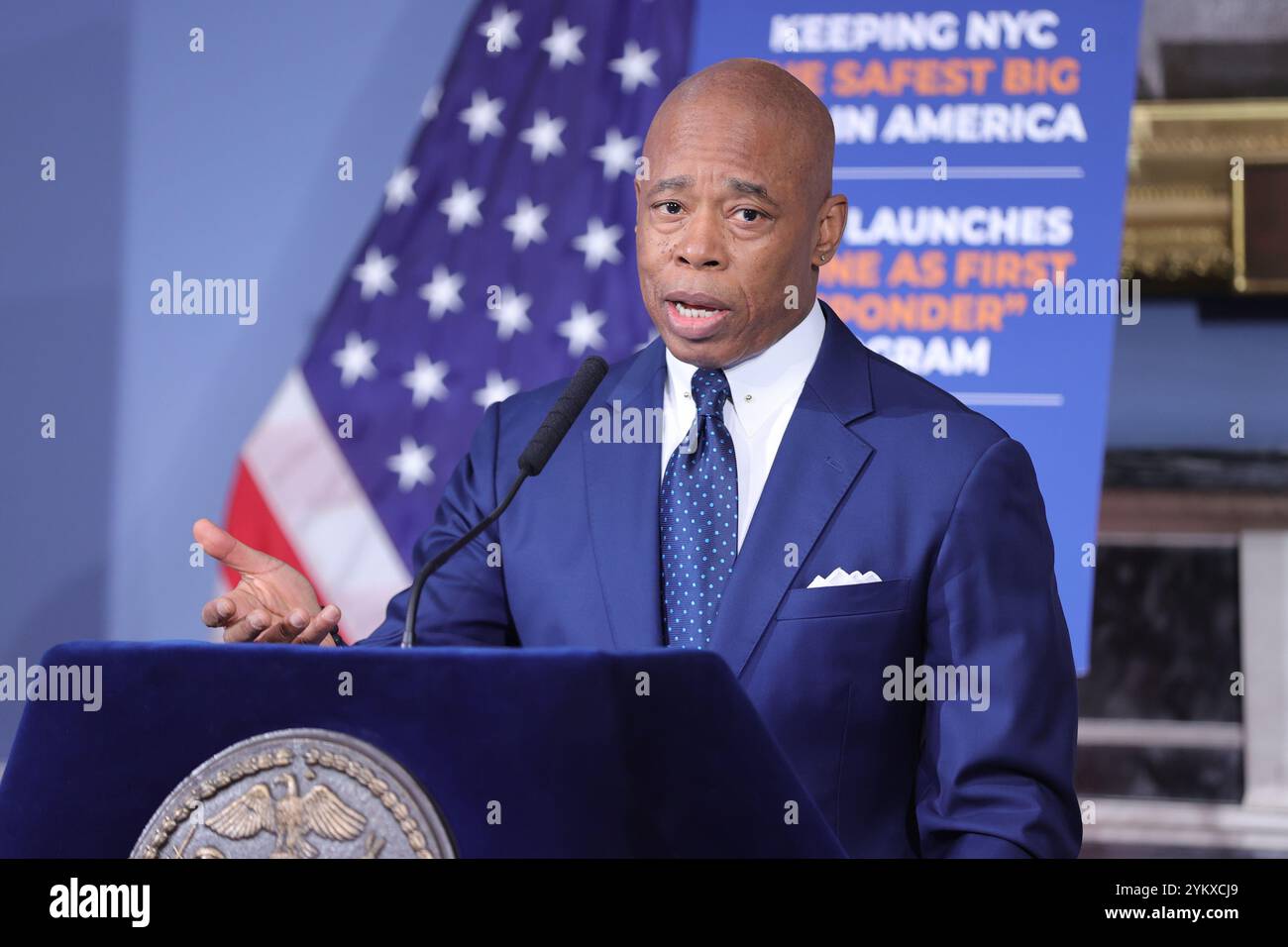 NEW YORK, NY - 19 NOVEMBRE : le maire de New York, Eric Adams, tient un point de presse en personne à l'hôtel de ville, soulignant des questions cruciales telles que la sécurité publique, les réformes policières et les progrès en matière d'éducation. Le maire Adams a renforcé l'accent mis par son administration sur le renforcement de la confiance, la promotion de la transparence et la conduite de changements percutants dans la ville. (Photo : Luiz Rampelotto/EuropaNewswire) Banque D'Images