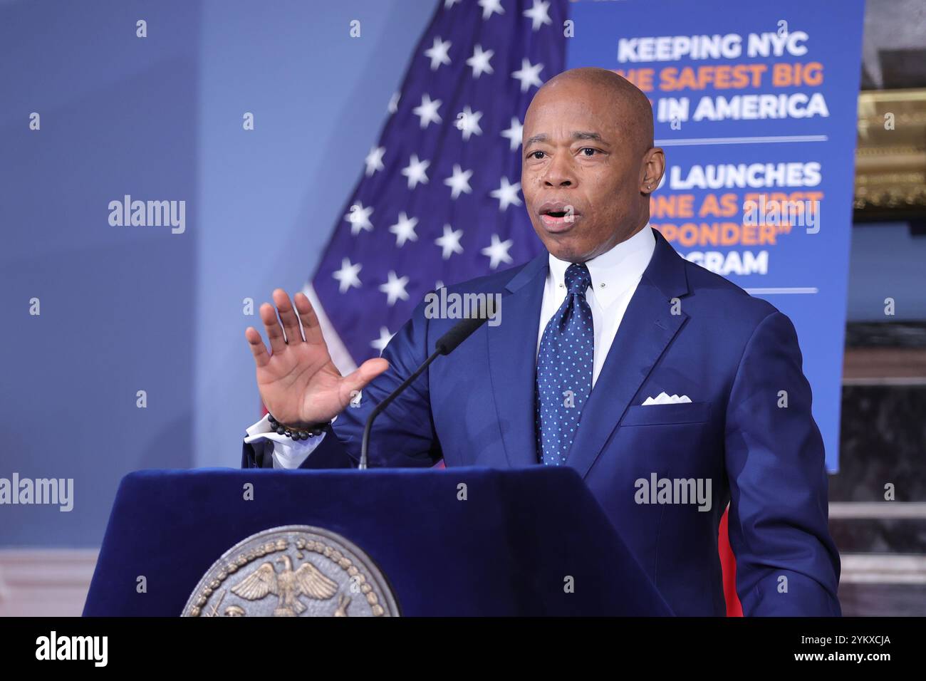 NEW YORK, NY - 19 NOVEMBRE : le maire de New York, Eric Adams, tient un point de presse en personne à l'hôtel de ville, soulignant des questions cruciales telles que la sécurité publique, les réformes policières et les progrès en matière d'éducation. Le maire Adams a renforcé l'accent mis par son administration sur le renforcement de la confiance, la promotion de la transparence et la conduite de changements percutants dans la ville. (Photo : Luiz Rampelotto/EuropaNewswire) Banque D'Images