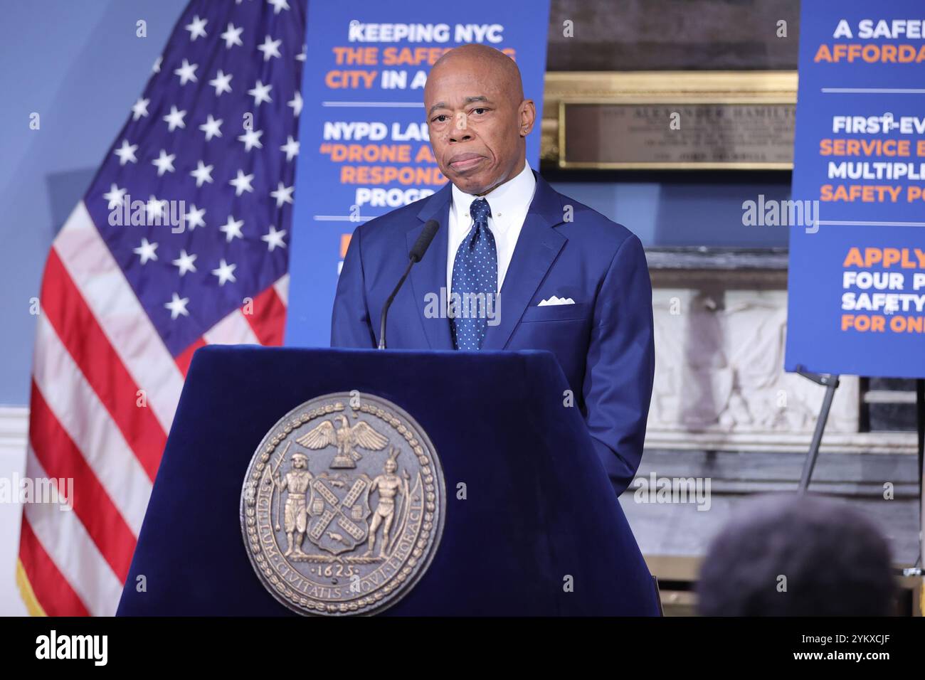 NEW YORK, NY - 19 NOVEMBRE : le maire de New York, Eric Adams, tient un point de presse en personne à l'hôtel de ville, soulignant des questions cruciales telles que la sécurité publique, les réformes policières et les progrès en matière d'éducation. Le maire Adams a renforcé l'accent mis par son administration sur le renforcement de la confiance, la promotion de la transparence et la conduite de changements percutants dans la ville. (Photo : Luiz Rampelotto/EuropaNewswire) Banque D'Images