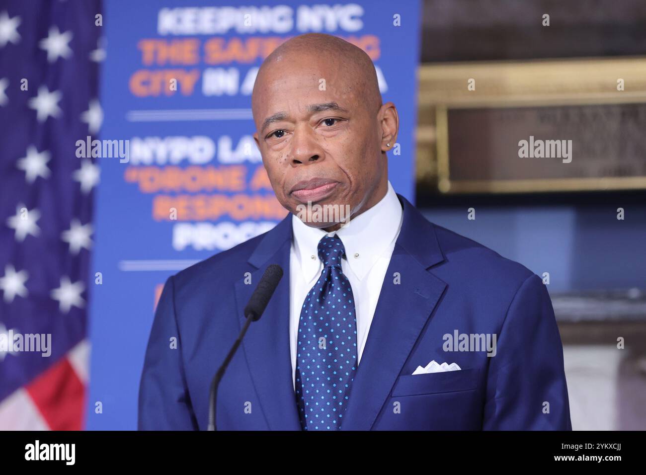 NEW YORK, NY - 19 NOVEMBRE : le maire de New York, Eric Adams, tient un point de presse en personne à l'hôtel de ville, soulignant des questions cruciales telles que la sécurité publique, les réformes policières et les progrès en matière d'éducation. Le maire Adams a renforcé l'accent mis par son administration sur le renforcement de la confiance, la promotion de la transparence et la conduite de changements percutants dans la ville. (Photo : Luiz Rampelotto/EuropaNewswire) Banque D'Images