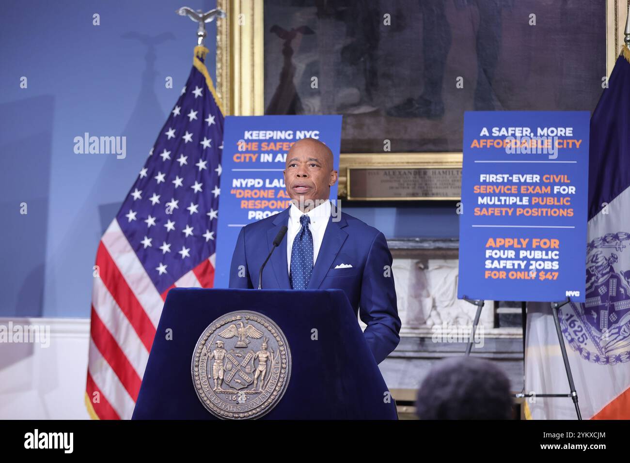 NEW YORK, NY - 19 NOVEMBRE : le maire de New York, Eric Adams, tient un point de presse en personne à l'hôtel de ville, soulignant des questions cruciales telles que la sécurité publique, les réformes policières et les progrès en matière d'éducation. Le maire Adams a renforcé l'accent mis par son administration sur le renforcement de la confiance, la promotion de la transparence et la conduite de changements percutants dans la ville. (Photo : Luiz Rampelotto/EuropaNewswire) Banque D'Images