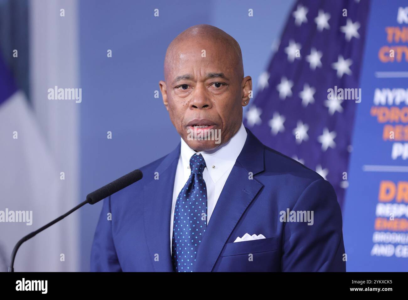 NEW YORK, NY - 19 NOVEMBRE : le maire de New York, Eric Adams, tient un point de presse en personne à l'hôtel de ville, soulignant des questions cruciales telles que la sécurité publique, les réformes policières et les progrès en matière d'éducation. Le maire Adams a renforcé l'accent mis par son administration sur le renforcement de la confiance, la promotion de la transparence et la conduite de changements percutants dans la ville. (Photo : Luiz Rampelotto/EuropaNewswire) Banque D'Images