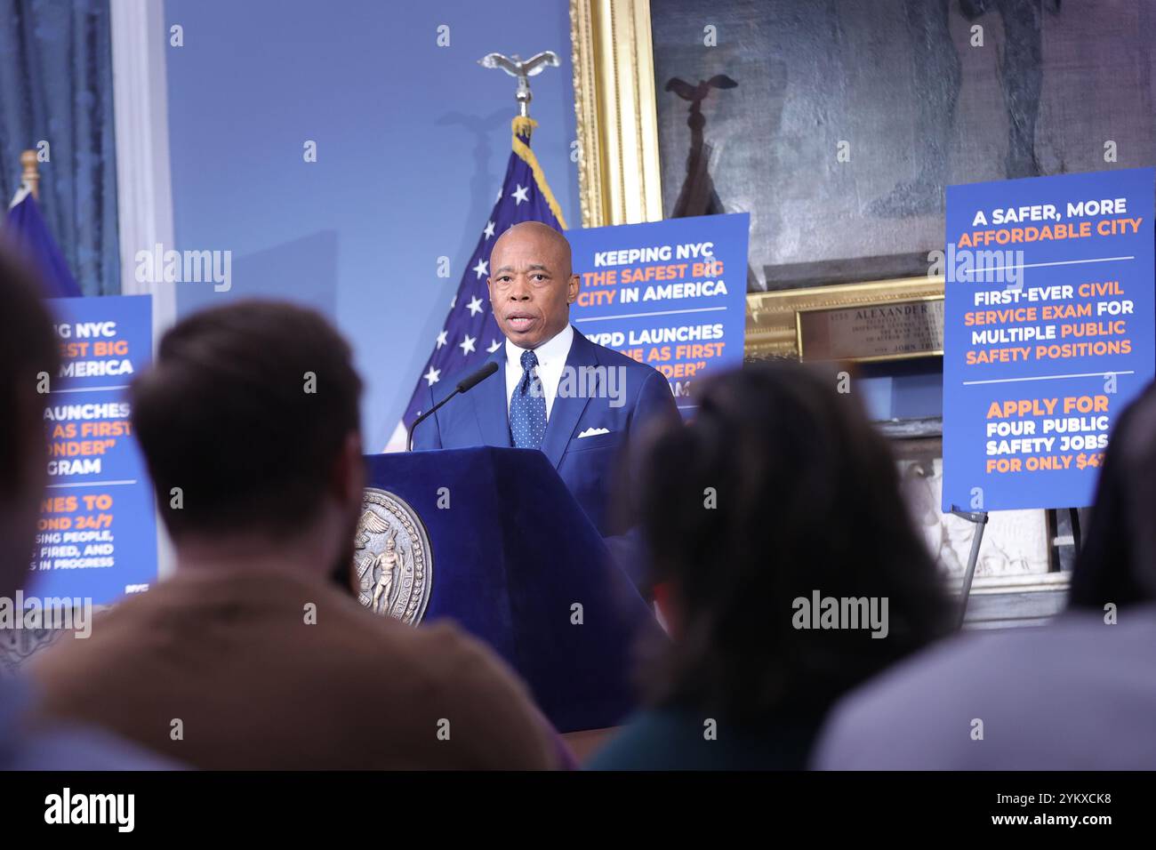 NEW YORK, NY - 19 NOVEMBRE : le maire de New York, Eric Adams, tient un point de presse en personne à l'hôtel de ville, soulignant des questions cruciales telles que la sécurité publique, les réformes policières et les progrès en matière d'éducation. Le maire Adams a renforcé l'accent mis par son administration sur le renforcement de la confiance, la promotion de la transparence et la conduite de changements percutants dans la ville. (Photo : Luiz Rampelotto/EuropaNewswire) Banque D'Images