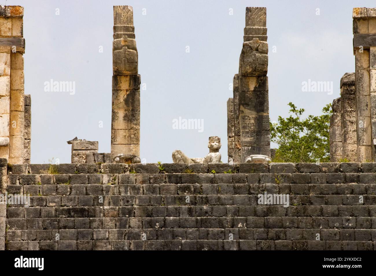 Statue de Chacmool au sommet du temple des guerriers à Chichén Itzá, Yucatán, Mexique. C'est un site archéologique précolombien emblématique. Banque D'Images