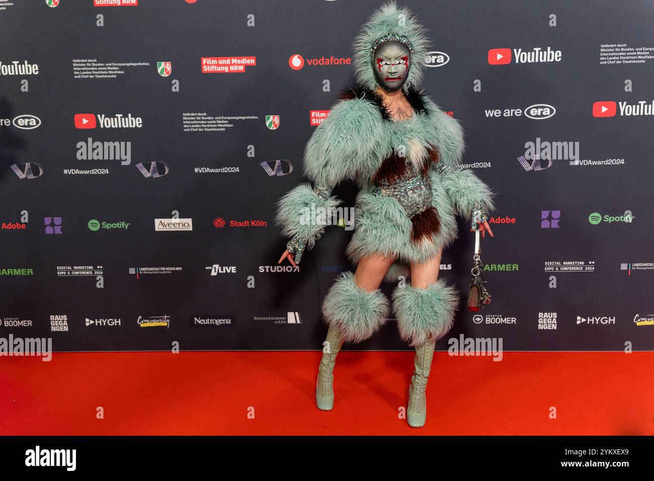 Cologne, Allemagne. 19 novembre 2024. Creator Hungry | Johannes J. Jaruraak (lauréat de la catégorie beauté et mode) participe aux Videodays Awards. Crédit : Henning Kaiser/dpa/Alamy Live News Banque D'Images