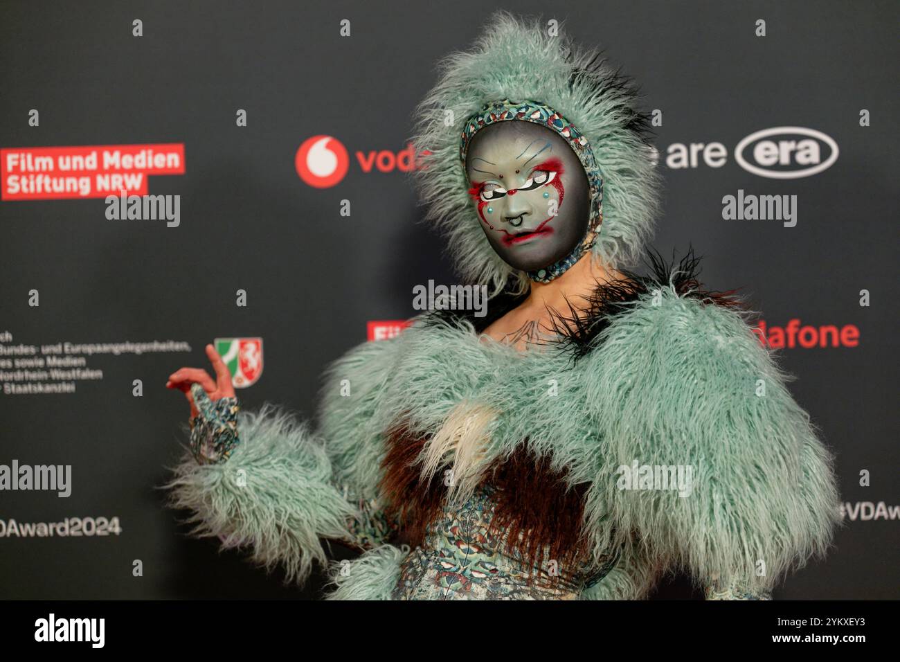 Cologne, Allemagne. 19 novembre 2024. Creator Hungry | Johannes J. Jaruraak (lauréat de la catégorie beauté et mode) participe aux Videodays Awards. Crédit : Henning Kaiser/dpa/Alamy Live News Banque D'Images