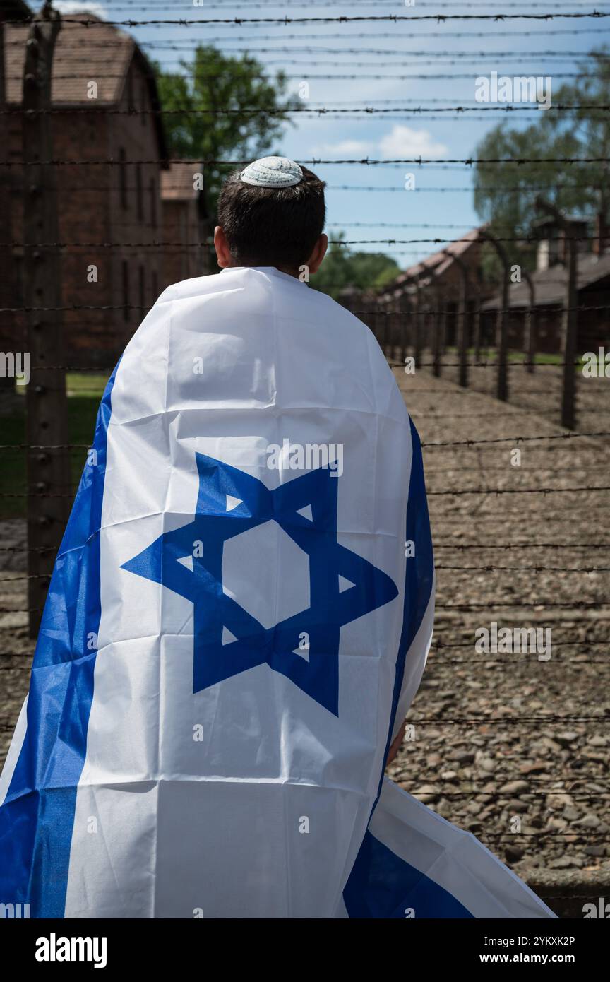 Jude avec le drapeau israélien dans le camp de concentration nazi allemand Auschwitz Birkenau Banque D'Images