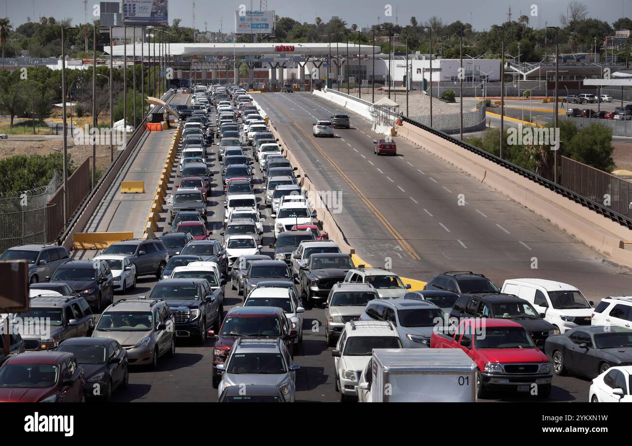 Les agents des douanes et de la protection des frontières des États-Unis contrôlent les frontaliers lorsqu'ils arrivent aux points d'entrée de Laredo, au Texas, le 31 juillet 2023. Photo CBP de Glenn Fawcett Banque D'Images