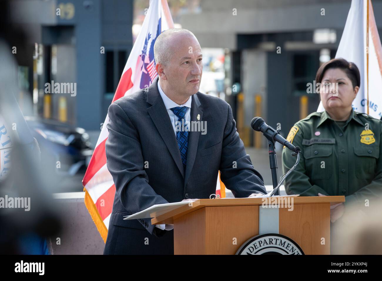 Un haut fonctionnaire du Service des douanes et de la protection des frontières des États-Unis (CBP) exerçant les fonctions du commissaire Troy A. Miller parle de la stratégie de l’agence pour lutter contre le fentanyl lors d’une conférence de presse au port d’entrée de San Ysidro, San Diego, Calif, le 26 octobre 2023. Photo CBP de Jerry Glaser. Banque D'Images