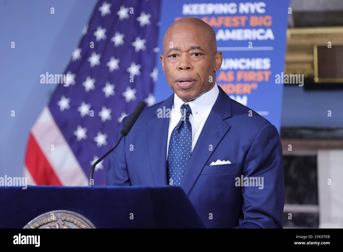 NEW YORK, NY - 19 NOVEMBRE : le maire de New York, Eric Adams, tient un point de presse en personne à l'hôtel de ville, soulignant des questions cruciales telles que la sécurité publique, les réformes policières et les progrès en matière d'éducation. Le maire Adams a renforcé l'accent mis par son administration sur le renforcement de la confiance, la promotion de la transparence et la conduite de changements percutants dans la ville. (Photo : Luiz Rampelotto/EuropaNewswire) Banque D'Images