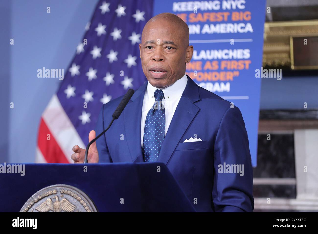 NEW YORK, NY - 19 NOVEMBRE : le maire de New York, Eric Adams, tient un point de presse en personne à l'hôtel de ville, soulignant des questions cruciales telles que la sécurité publique, les réformes policières et les progrès en matière d'éducation. Le maire Adams a renforcé l'accent mis par son administration sur le renforcement de la confiance, la promotion de la transparence et la conduite de changements percutants dans la ville. (Photo : Luiz Rampelotto/EuropaNewswire) Banque D'Images