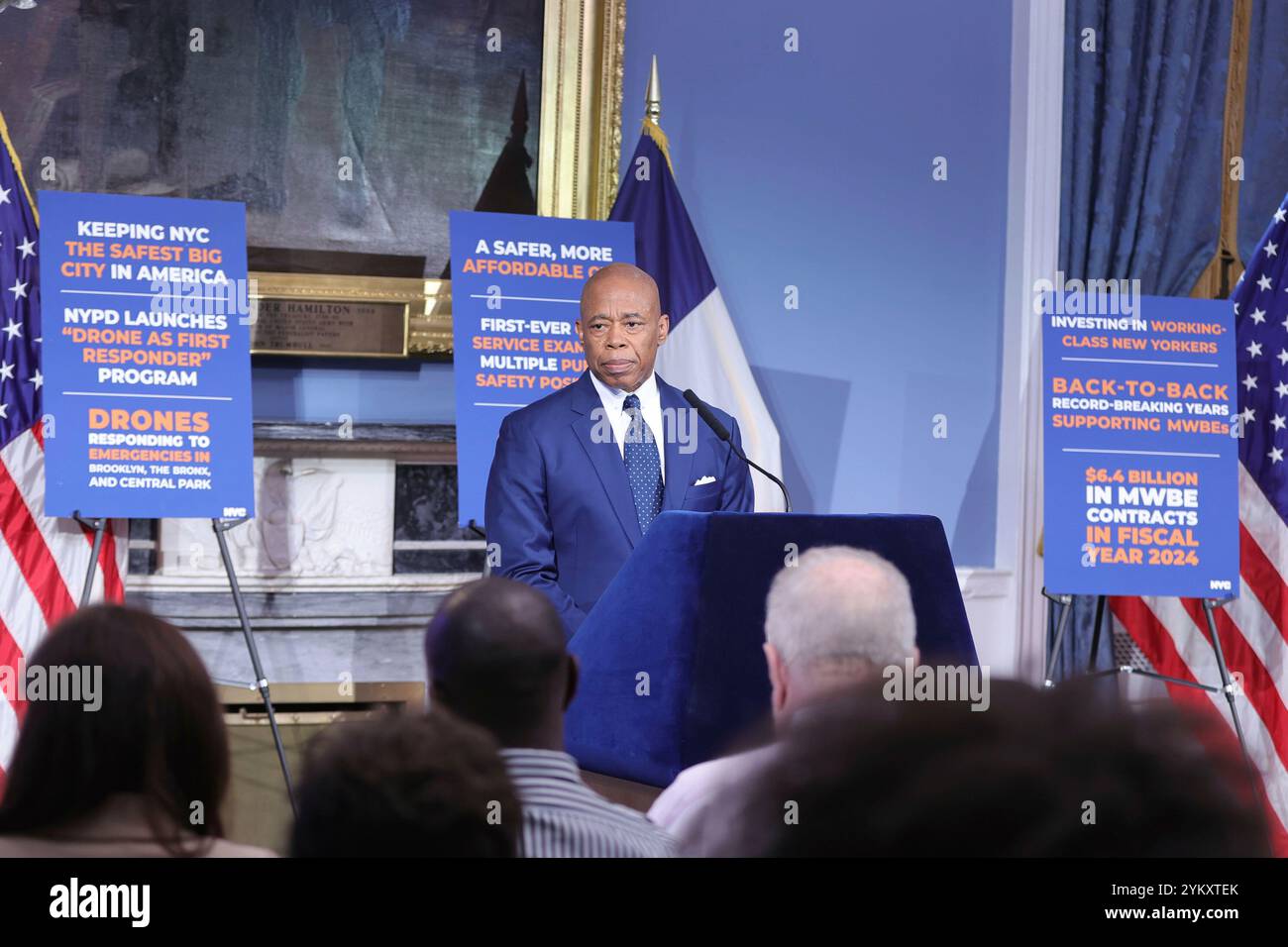 NEW YORK, NY - 19 NOVEMBRE : le maire de New York, Eric Adams, tient un point de presse en personne à l'hôtel de ville, soulignant des questions cruciales telles que la sécurité publique, les réformes policières et les progrès en matière d'éducation. Le maire Adams a renforcé l'accent mis par son administration sur le renforcement de la confiance, la promotion de la transparence et la conduite de changements percutants dans la ville. (Photo : Luiz Rampelotto/EuropaNewswire) Banque D'Images