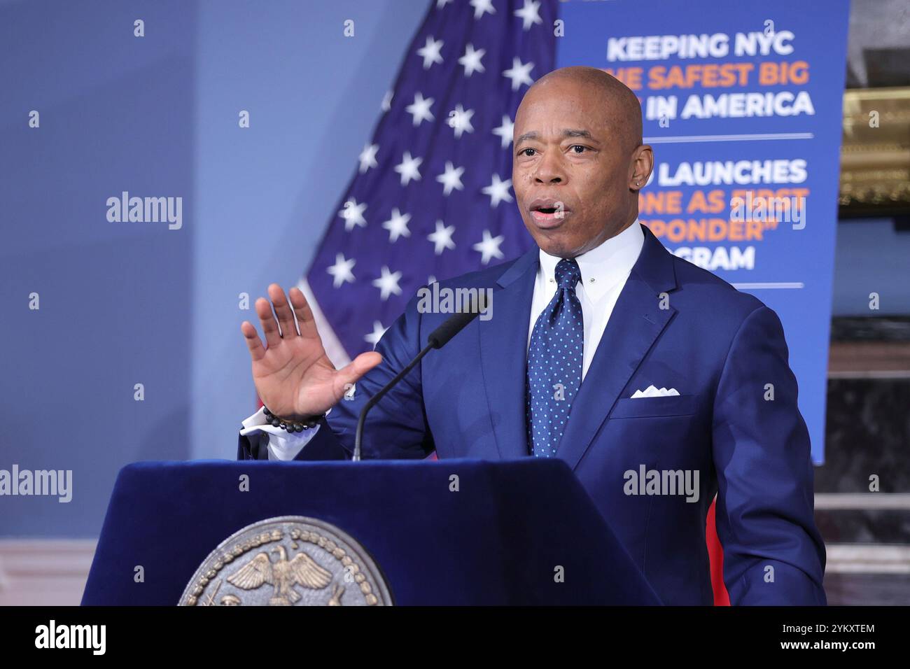 NEW YORK, NY - 19 NOVEMBRE : le maire de New York, Eric Adams, tient un point de presse en personne à l'hôtel de ville, soulignant des questions cruciales telles que la sécurité publique, les réformes policières et les progrès en matière d'éducation. Le maire Adams a renforcé l'accent mis par son administration sur le renforcement de la confiance, la promotion de la transparence et la conduite de changements percutants dans la ville. (Photo : Luiz Rampelotto/EuropaNewswire) Banque D'Images