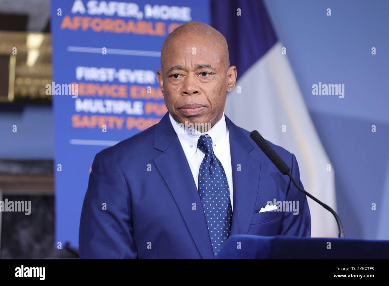 NEW YORK, NY - 19 NOVEMBRE : le maire de New York, Eric Adams, tient un point de presse en personne à l'hôtel de ville, soulignant des questions cruciales telles que la sécurité publique, les réformes policières et les progrès en matière d'éducation. Le maire Adams a renforcé l'accent mis par son administration sur le renforcement de la confiance, la promotion de la transparence et la conduite de changements percutants dans la ville. (Photo : Luiz Rampelotto/EuropaNewswire) Banque D'Images