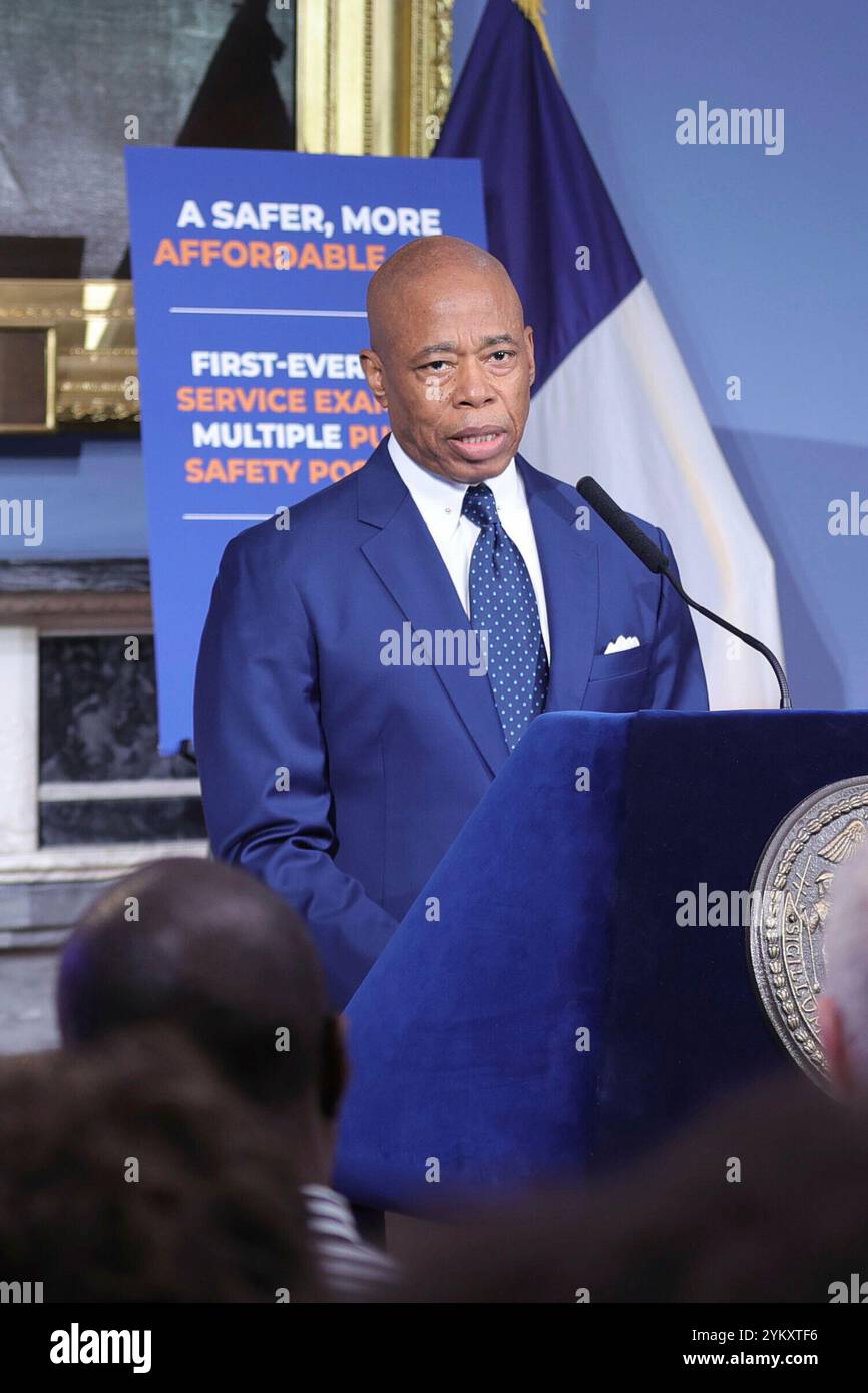 NEW YORK, NY - 19 NOVEMBRE : le maire de New York, Eric Adams, tient un point de presse en personne à l'hôtel de ville, soulignant des questions cruciales telles que la sécurité publique, les réformes policières et les progrès en matière d'éducation. Le maire Adams a renforcé l'accent mis par son administration sur le renforcement de la confiance, la promotion de la transparence et la conduite de changements percutants dans la ville. (Photo : Luiz Rampelotto/EuropaNewswire) Banque D'Images