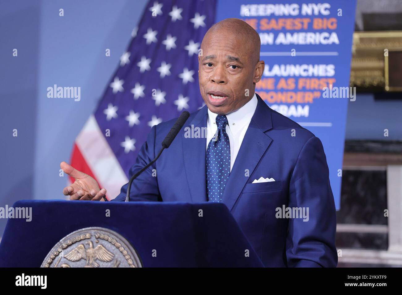 NEW YORK, NY - 19 NOVEMBRE : le maire de New York, Eric Adams, tient un point de presse en personne à l'hôtel de ville, soulignant des questions cruciales telles que la sécurité publique, les réformes policières et les progrès en matière d'éducation. Le maire Adams a renforcé l'accent mis par son administration sur le renforcement de la confiance, la promotion de la transparence et la conduite de changements percutants dans la ville. (Photo : Luiz Rampelotto/EuropaNewswire) Banque D'Images