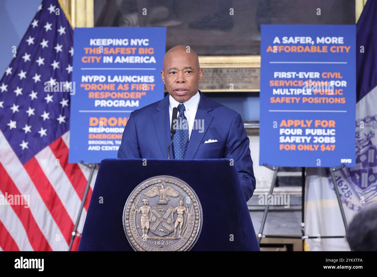 NEW YORK, NY - 19 NOVEMBRE : le maire de New York, Eric Adams, tient un point de presse en personne à l'hôtel de ville, soulignant des questions cruciales telles que la sécurité publique, les réformes policières et les progrès en matière d'éducation. Le maire Adams a renforcé l'accent mis par son administration sur le renforcement de la confiance, la promotion de la transparence et la conduite de changements percutants dans la ville. (Photo : Luiz Rampelotto/EuropaNewswire) Banque D'Images