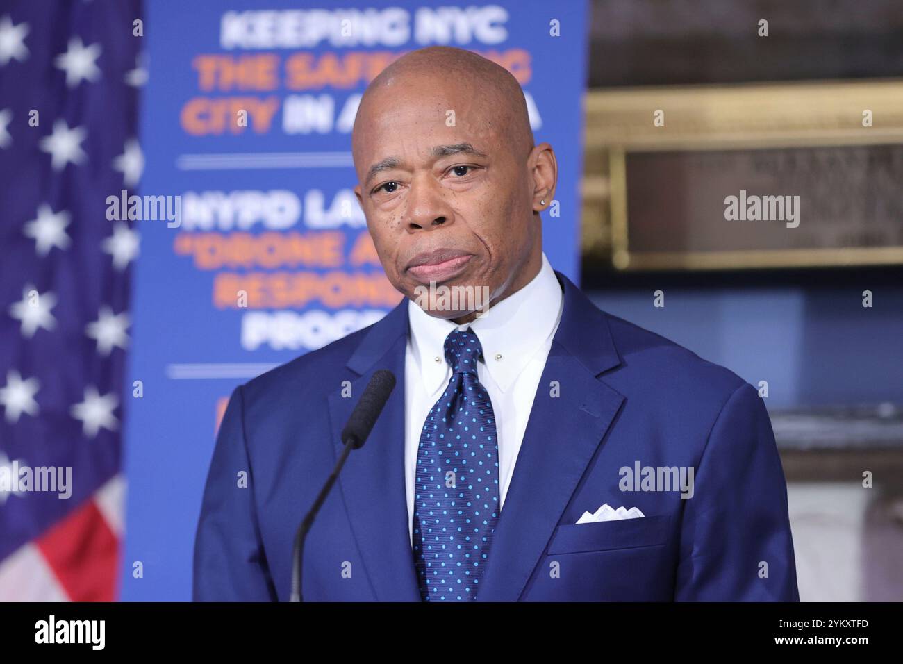 NEW YORK, NY - 19 NOVEMBRE : le maire de New York, Eric Adams, tient un point de presse en personne à l'hôtel de ville, soulignant des questions cruciales telles que la sécurité publique, les réformes policières et les progrès en matière d'éducation. Le maire Adams a renforcé l'accent mis par son administration sur le renforcement de la confiance, la promotion de la transparence et la conduite de changements percutants dans la ville. (Photo : Luiz Rampelotto/EuropaNewswire) Banque D'Images