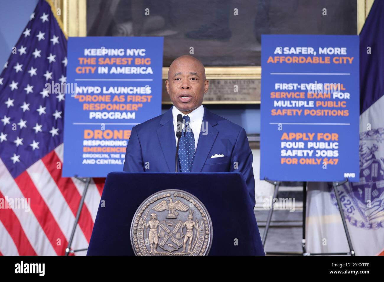 NEW YORK, NY - 19 NOVEMBRE : le maire de New York, Eric Adams, tient un point de presse en personne à l'hôtel de ville, soulignant des questions cruciales telles que la sécurité publique, les réformes policières et les progrès en matière d'éducation. Le maire Adams a renforcé l'accent mis par son administration sur le renforcement de la confiance, la promotion de la transparence et la conduite de changements percutants dans la ville. (Photo : Luiz Rampelotto/EuropaNewswire) Banque D'Images