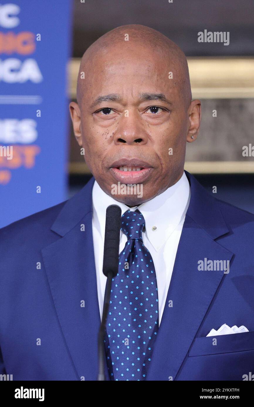 NEW YORK, NY - 19 NOVEMBRE : le maire de New York, Eric Adams, tient un point de presse en personne à l'hôtel de ville, soulignant des questions cruciales telles que la sécurité publique, les réformes policières et les progrès en matière d'éducation. Le maire Adams a renforcé l'accent mis par son administration sur le renforcement de la confiance, la promotion de la transparence et la conduite de changements percutants dans la ville. (Photo : Luiz Rampelotto/EuropaNewswire) Banque D'Images