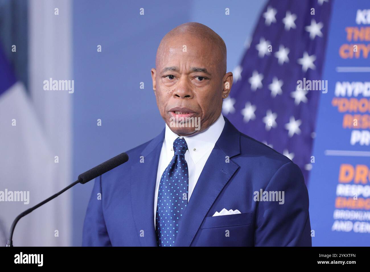 NEW YORK, NY - 19 NOVEMBRE : le maire de New York, Eric Adams, tient un point de presse en personne à l'hôtel de ville, soulignant des questions cruciales telles que la sécurité publique, les réformes policières et les progrès en matière d'éducation. Le maire Adams a renforcé l'accent mis par son administration sur le renforcement de la confiance, la promotion de la transparence et la conduite de changements percutants dans la ville. (Photo : Luiz Rampelotto/EuropaNewswire) Banque D'Images