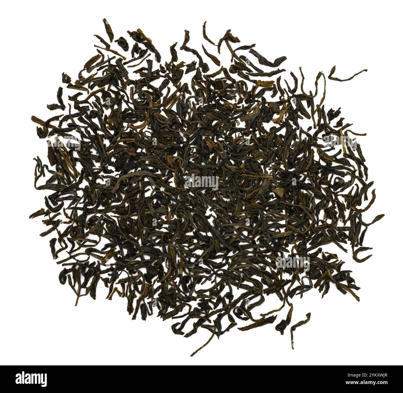 Pile de thé vert isolé sur fond blanc Banque D'Images