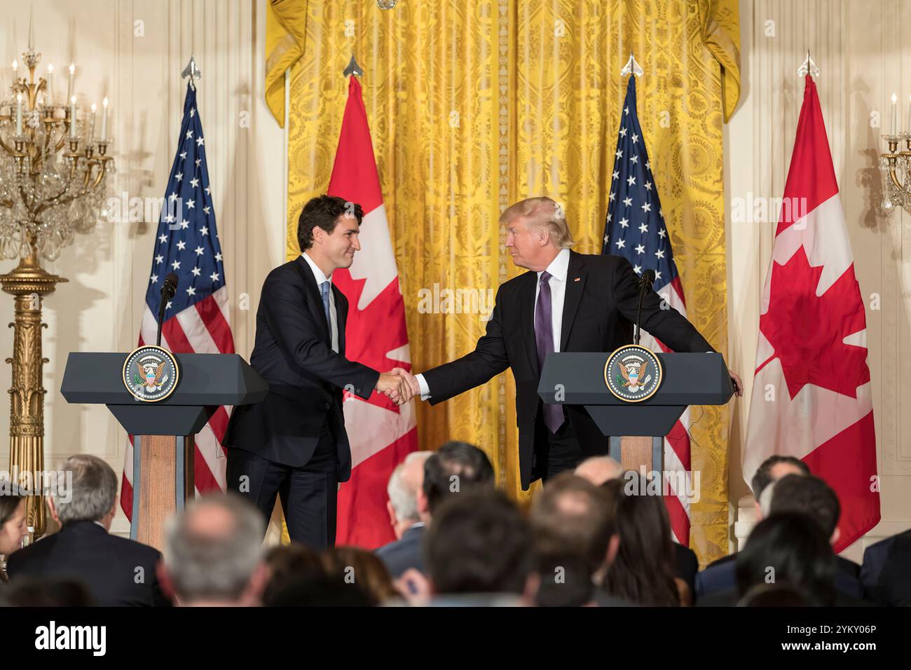 Le président Donald Trump et le premier ministre du Canada, Justin Trudeau se serrer la main lors d'une conférence de presse commune, Lundi, Février 13, 2017, dans l'East Room de la Maison Blanche. Officiel de la Maison Blanche (photo par Shealah Craighead) Banque D'Images