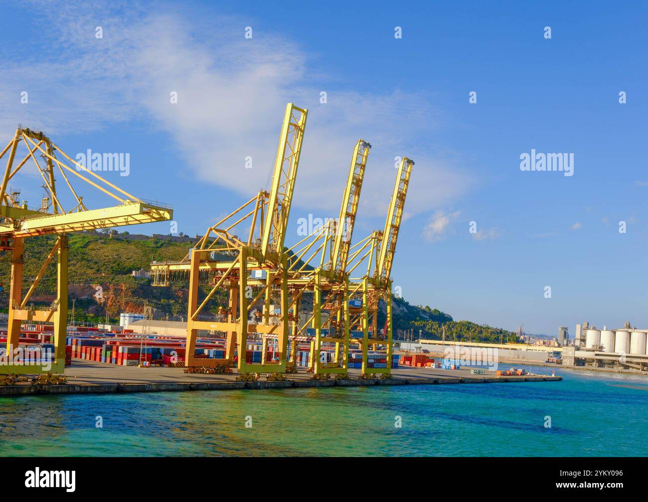 BARCELONE, ESPAGNE - 3 octobre 2024 : le port de fret de Barcelone est une plaque tournante essentielle pour le transport maritime international, avec des porte-conteneurs, des grues et des entrepôts Banque D'Images