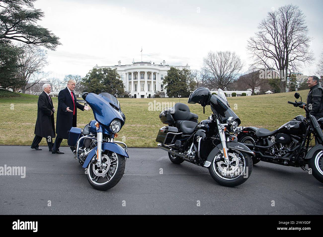 Le président Donald Trump et le Vice-président Mike Pence admirer plusieurs motos Harley Davidson sur la pelouse Sud allée de la Maison Blanche à Washington, le Président Trump a organisé un déjeuner pour les cadres de Harley Davidson, ainsi que de représentants syndicaux pour les travailleurs de l'acier et de machiniste, dans la Roosevelt Room de la Maison Blanche à Washington, D.C., le Jeudi, Février 2, 2017. Officiel de la Maison Blanche (photo par Shealah Craighead) Banque D'Images