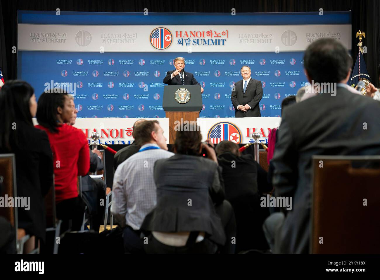 Photographies officielles de la Maison Blanche de l'administration Trump. Donald John Trump (né le 14 juin 1946) est un homme politique américain, personnalité médiatique et homme d'affaires qui a été le 45e président des États-Unis de 2017 à 2021. Il a remporté les élections de 2024 en tant que candidat du Parti républicain et est maintenant le président élu des États-Unis. Il doit commencer son deuxième mandat le 20 janvier 2025. Trump a obtenu un baccalauréat en économie de l'Université de Pennsylvanie en 1968. Banque D'Images