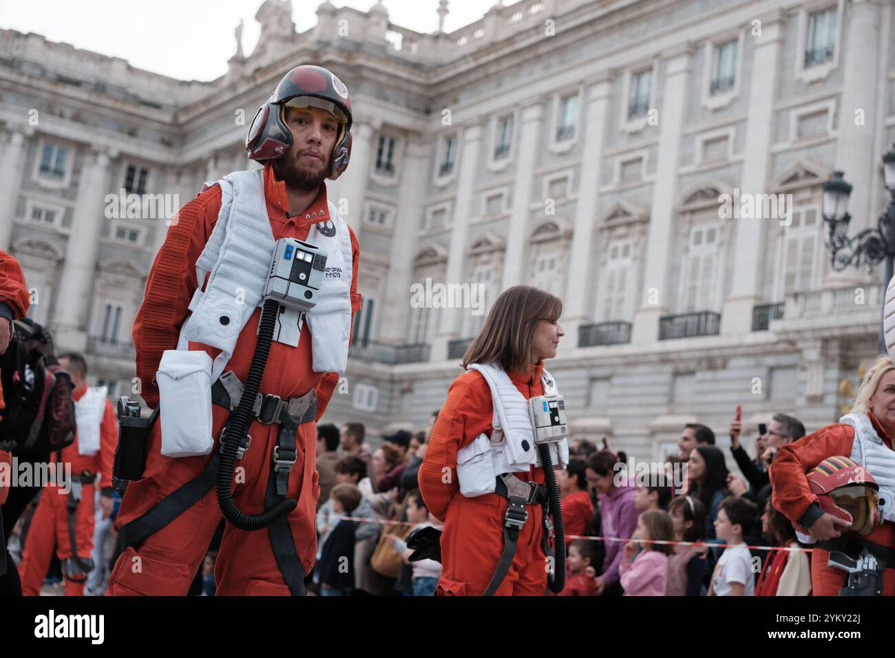 Personnes habillées lors d'un défilé Star Wars dans le centre de Madrid, plus de 900 personnes ont défilé dans les rues habillées comme des personnages de la saga Star Wars Madrid 10 octobre 2024 Espagne avec : atmosphère où : Madrid, Espagne quand : 19 octobre 2024 crédit : Oscar Gonzalez/WENN Banque D'Images