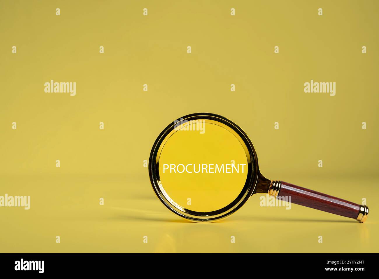Concept commercial de gestion des achats. Mot D'APPROVISIONNEMENT à travers une loupe sur une feuille jaune, une photo conceptuelle Banque D'Images