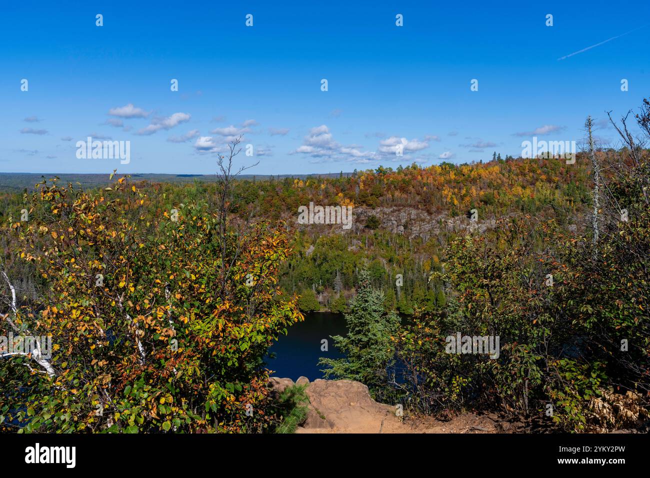 Photographie en grand angle de Bean Lake, Tettegouche State Park, près de Silver Bay, Minnesota, États-Unis par un bel après-midi d'automne. Banque D'Images