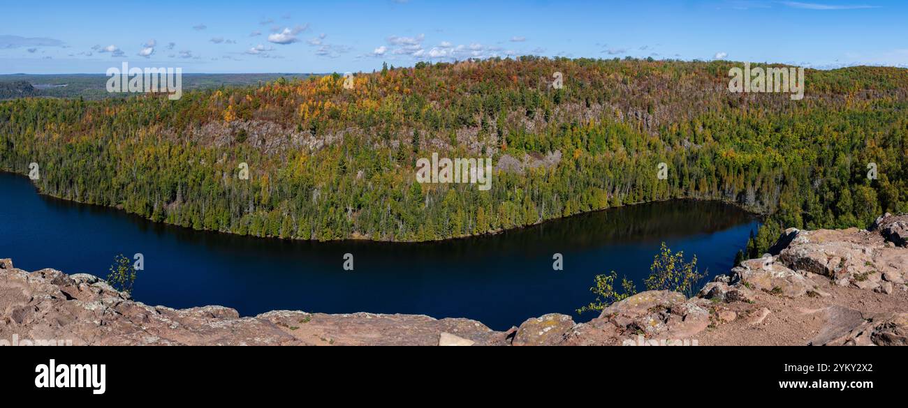 Photographie panoramique en grand angle du lac Bean, parc d'État de Tettegouche, près de Silver Bay, Minnesota, États-Unis, par un bel après-midi d'automne. Banque D'Images