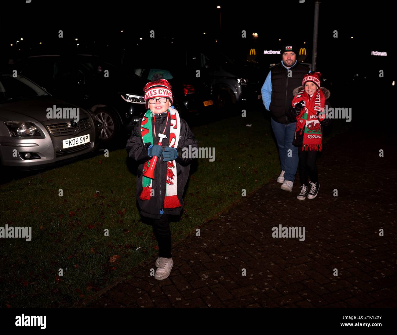 CARDIFF, ROYAUME-UNI. 26 mars 2024. Les fans du pays de Galles arrivent avant la finale du championnat d'Europe 2024 entre le pays de Galles et la Pologne au stade de Cardiff City le 26 mars 2024 (pic by John Smith/FAW) crédit : Football Association of Wales/Alamy Live News Banque D'Images