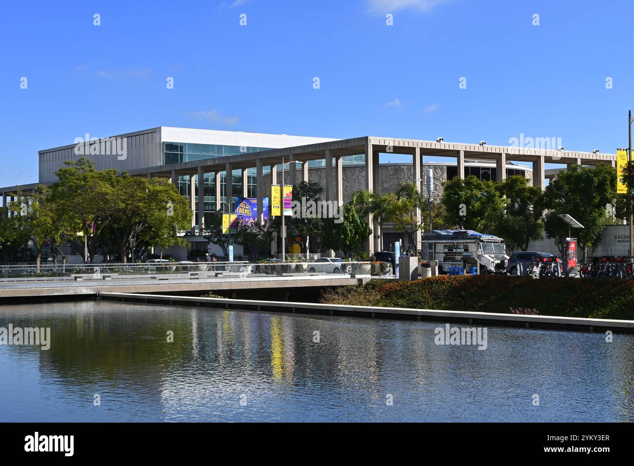 LOS ANGELES, CALIFORNIE - 18 nov 2024 : le théâtre Ahmanson vu du James Anthony Reflecting Pool du bâtiment John Ferraro. Banque D'Images