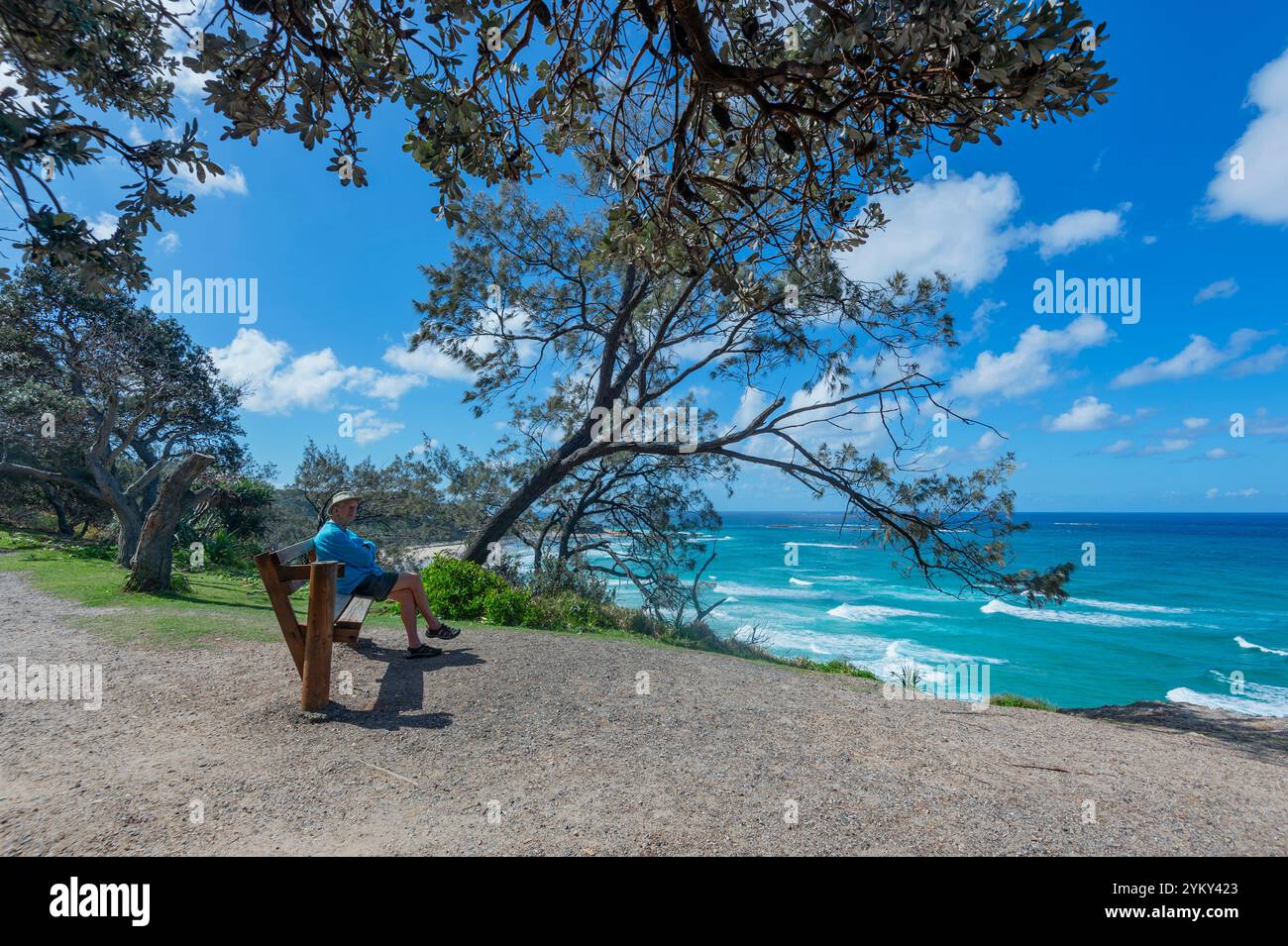 Une personne s'est assise sur un banc pour se détendre le long de la célèbre North gorge Walk, North Stradbroke Island, Queensland, Queensland, Queensland, Queensland, Australie Banque D'Images