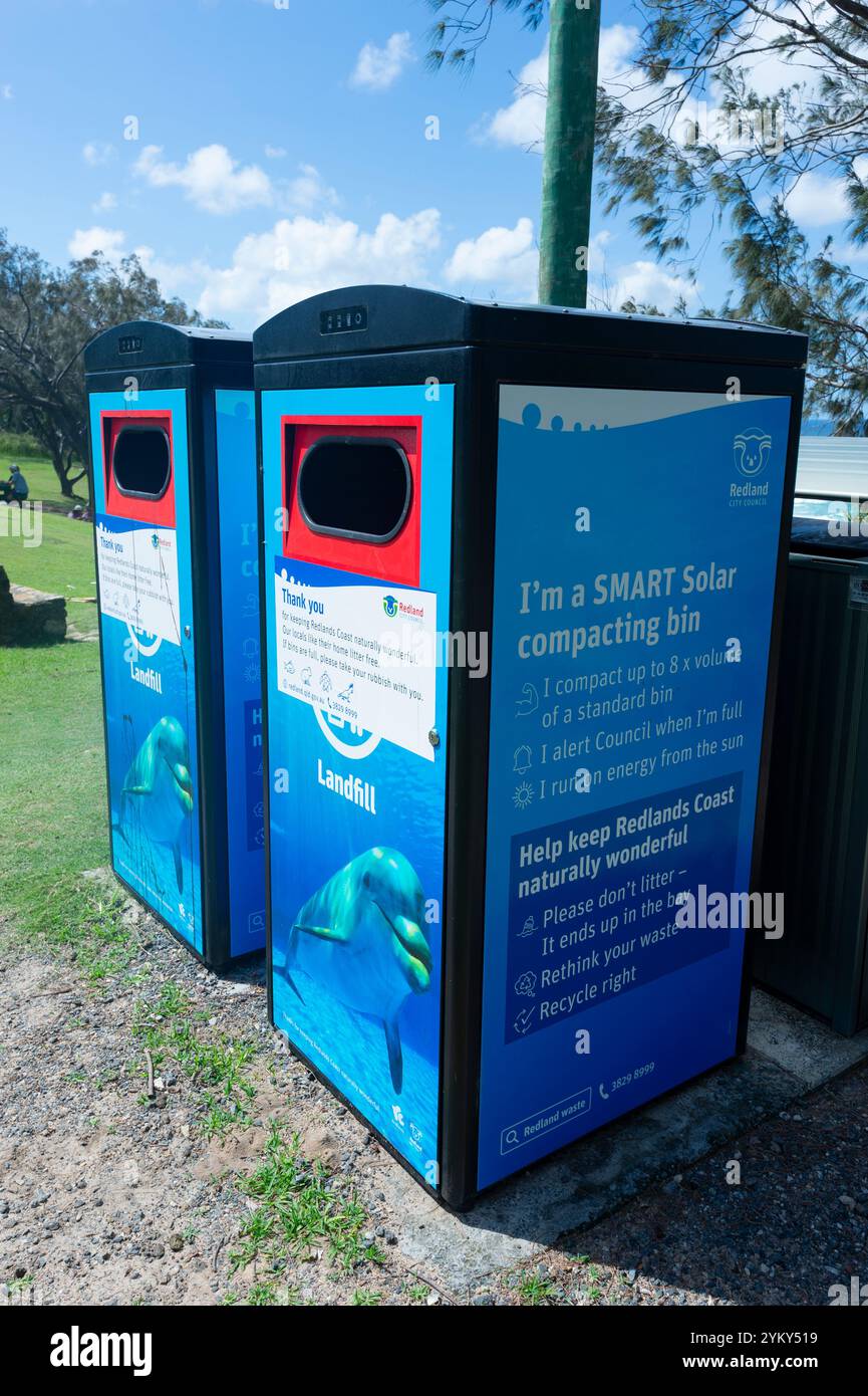 Un bac de compactage solaire intelligent, North Stradbroke Island, Queensland, Queensland, Queensland, Australie Banque D'Images