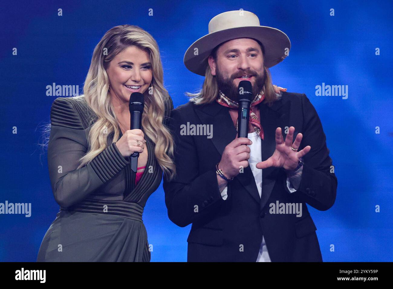 Moderatorin Beatrice Egli CHF mit Saenger Baschi bürgerlich Sebastian Bürgin - Aufzeichnung ARD Show ãDie Beatrice Egli ShowÒ im Studio Berlin Adlershof à Berlin - Sendétermin 31.10.2024 *** présentatrice Beatrice Egli CHF avec la chanteuse Baschi bürgerlich Sebastian Bürgin enregistrement ARD Show ãDie Beatrice Egli ShowÒ au Studio Berlin Adlershof à Berlin date de diffusion 31 10 2024 Banque D'Images