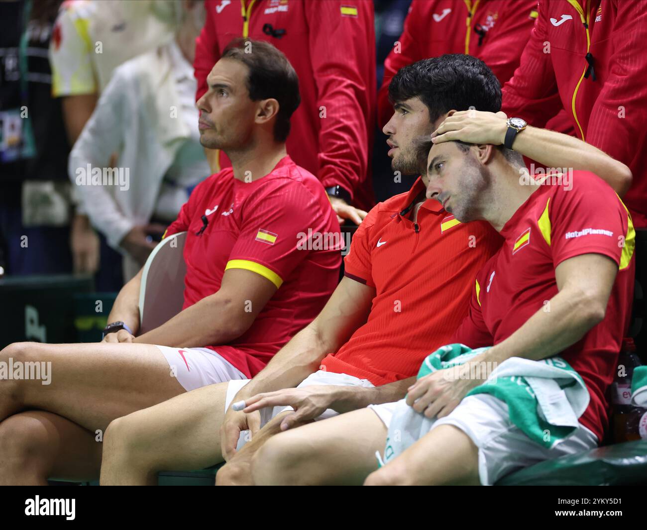 Malaga, Royaume-Uni. 20 novembre 2024. Rafa Nadal, Carlos Alcaraz et Marcel Granollers réagissent après avoir été éliminés par les pays-Bas lors de la finale de la Coupe Davis 2024, au Palacio de Deportes Jose Maria Martin Carpena Arena de Malaga. Crédit : Isabel Infantes/Alamy Live News Banque D'Images